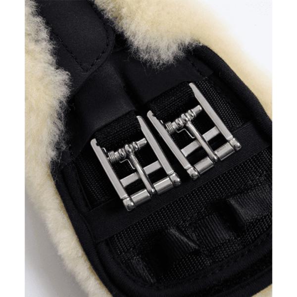 Dressur gjord SLIM LINE – Crescent sort laeder close up
