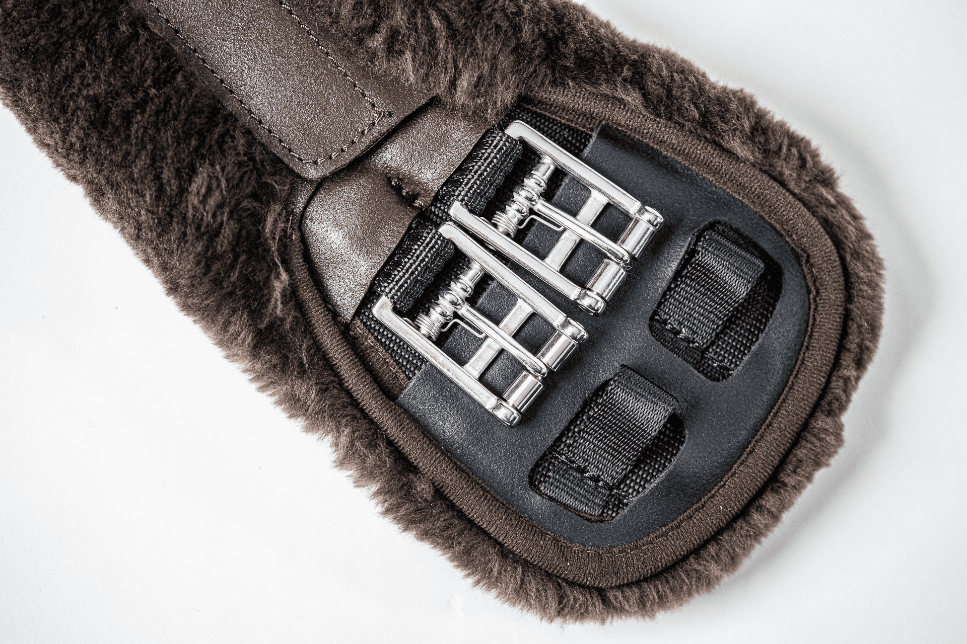 Dressur gjord SLIM-LINE, Asymmetrisk brun læder