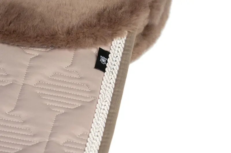 Mattes Engelsk dressur underlag Crystal Sheen Walnut str L med lam under, front og bag - Billede 4