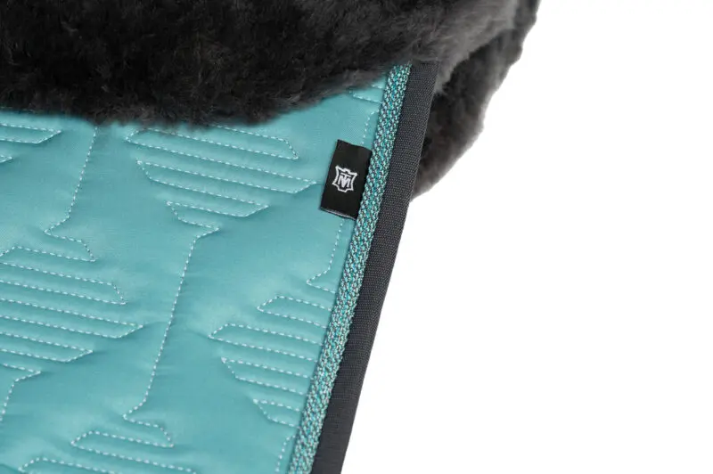 Mattes Engelsk dressur underlag Woven Velvet Ocean str L med lam under, og i front - Billede 3