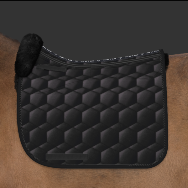 Mattes dressur underlag Quilt Sheen Black str L,  spine free og correction