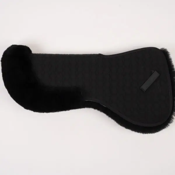 Mattes Pad "Open Cut" Dressur, str M Sort KUN med lam bag