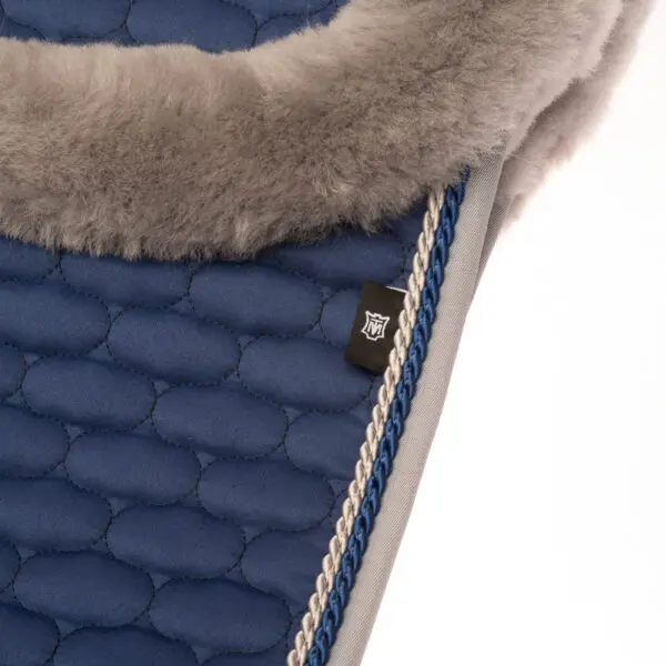 Mattes Kollektion Forår&Sommer 2026 Engelsk Spring underlag str M med lam under og i front