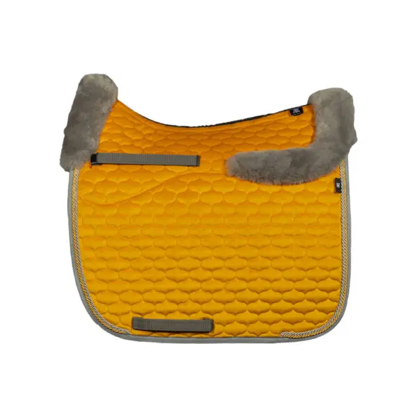 Mattes Kollektion Forår&Sommer 2026 Engelsk Dressur underlag str L med lam under og i front