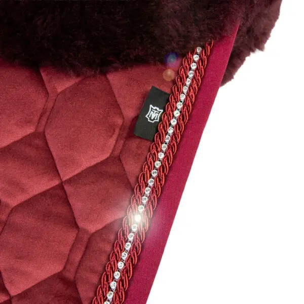 Mattes Engelsk dressur underlag Efterår/ Vinter 2026 Crystal Velvet, Ruby Red og Blueberry str L med lam under, og i front, sort mono - Billede 2