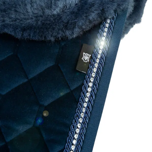 Mattes Engelsk dressur underlag Efterår/ Vinter 2026 Crystal Velvet, Evening Blue/Blue str M med lam under, og i front, sort mono - Billede 2