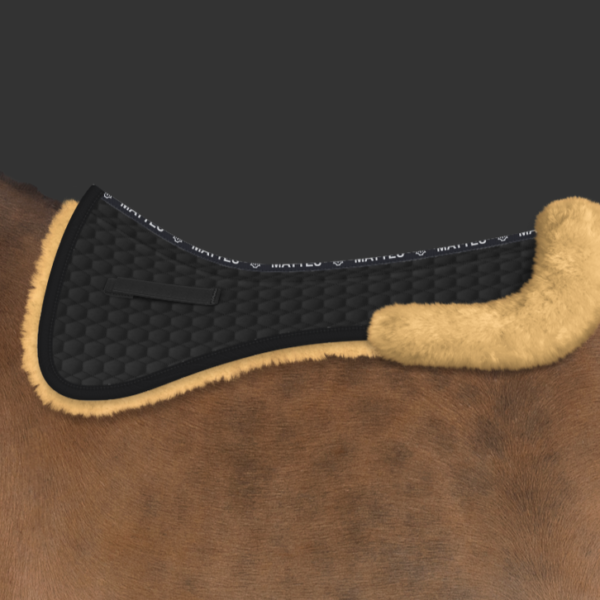 Mattes Pads med lam under, samt bagkant Sort/Natur Dressur str L mono