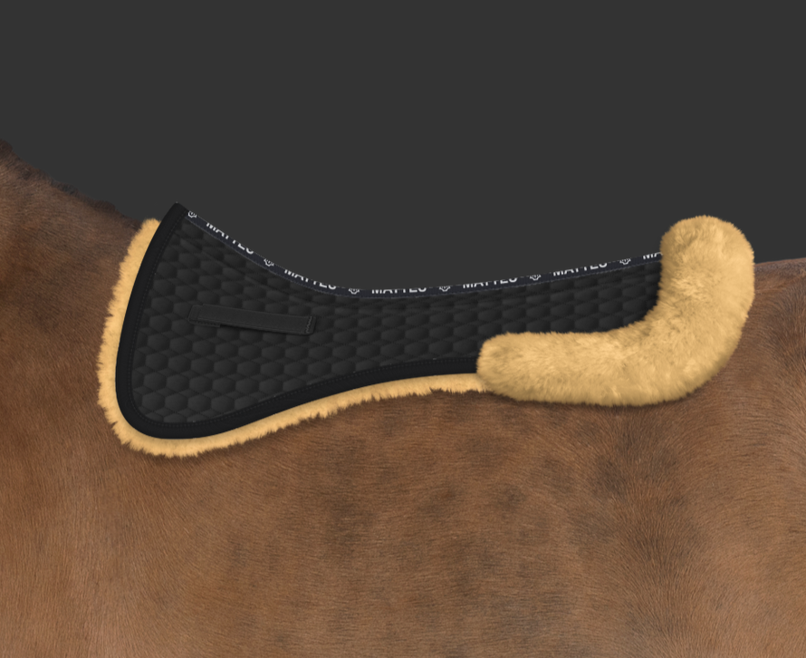 Mattes Pads med lam under, samt bagkant Sort/Natur Dressur str L mono