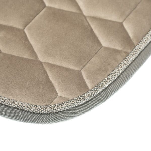 Mattes Engelsk dressur underlag Velvet Taupe str L Vinter Kollektion 2024 - Billede 2