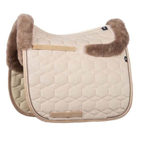 Mattes Engelsk dressur underlag Velvet Creme str L Kollektion 2024