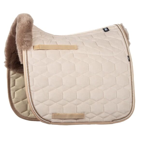 Mattes Engelsk dressur underlag Velvet Creme str M Kollektion 2024