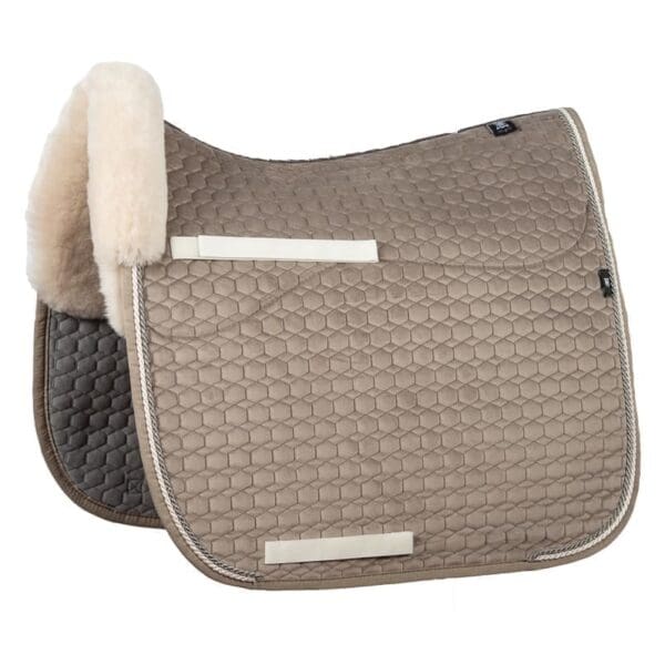 Mattes Engelsk dressur underlag Velvet Mushroom str L Kollektion 2024