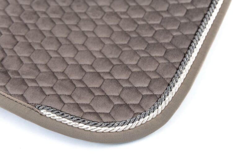 Mattes Engelsk dressur underlag Velvet Mushroom str L Kollektion 2024 - Billede 2