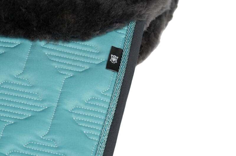 Mattes Engelsk dressur underlag Woven Velvet Ocean str L med lam under, og i front - Image 3