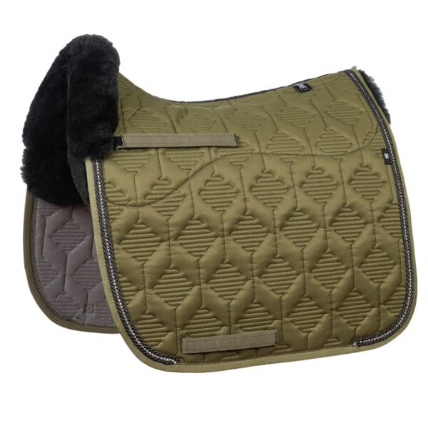 Mattes Engelsk dressur underlag Crystal Sheen Olive str L med lam under, og i front