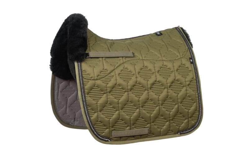 Mattes Engelsk dressur underlag Crystal Sheen Olive str L med lam under, og i front