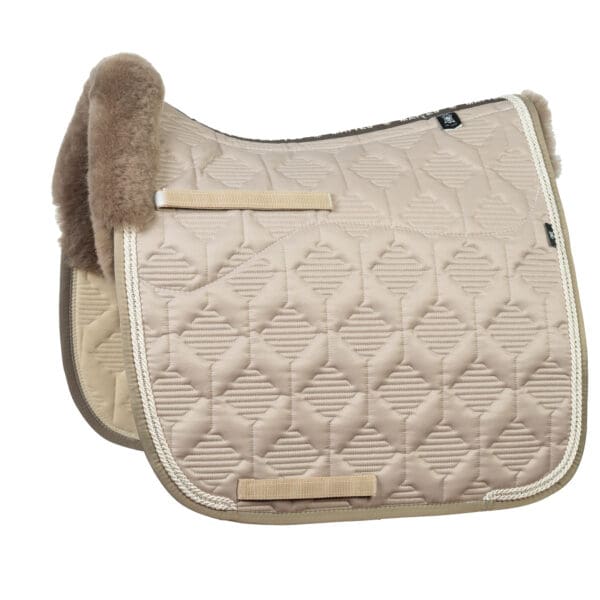 Mattes Engelsk dressur underlag Crystal Sheen Walnut str L med lam under, og i front