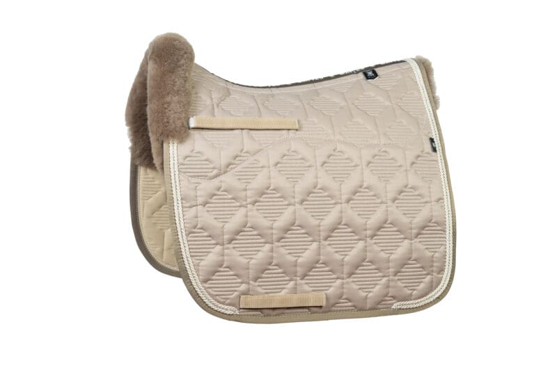 Mattes Engelsk dressur underlag Crystal Sheen Walnut str L med lam under, og i front