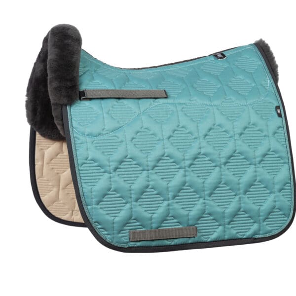 Mattes Engelsk dressur underlag Woven Sheen Ocean str L med lam under og i front