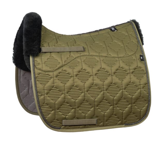 Mattes Engelsk dressur underlag Woven Sheen Olive str L med lam under, og i front