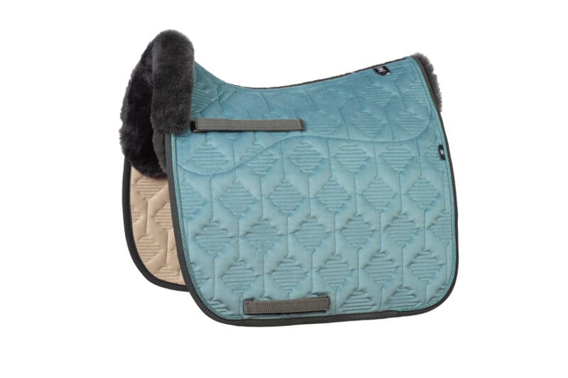 Mattes Engelsk dressur underlag Woven Velvet Ocean str L med lam under, og i front - Image 2