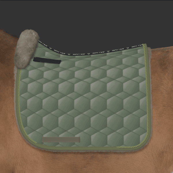 Mattes dressur underlag Khaki str L med lamme i front, under og fuld lammekant rundt