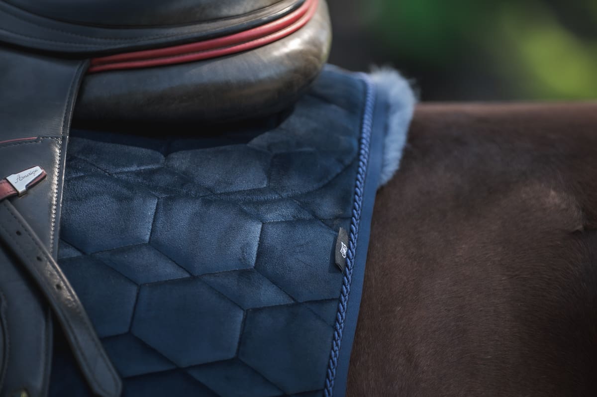 Mattes Engelsk dressur underlag Efterår/ Vinter 2025 Velvet Navy str M med lam under, og i front - Billede 3