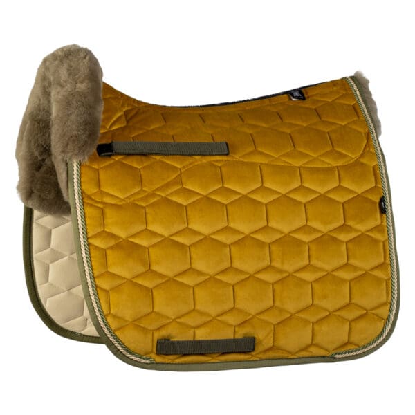 Mattes Engelsk dressur underlag Efterår/ Vinter 2025 Velvet Curry str M med lam under, og i front