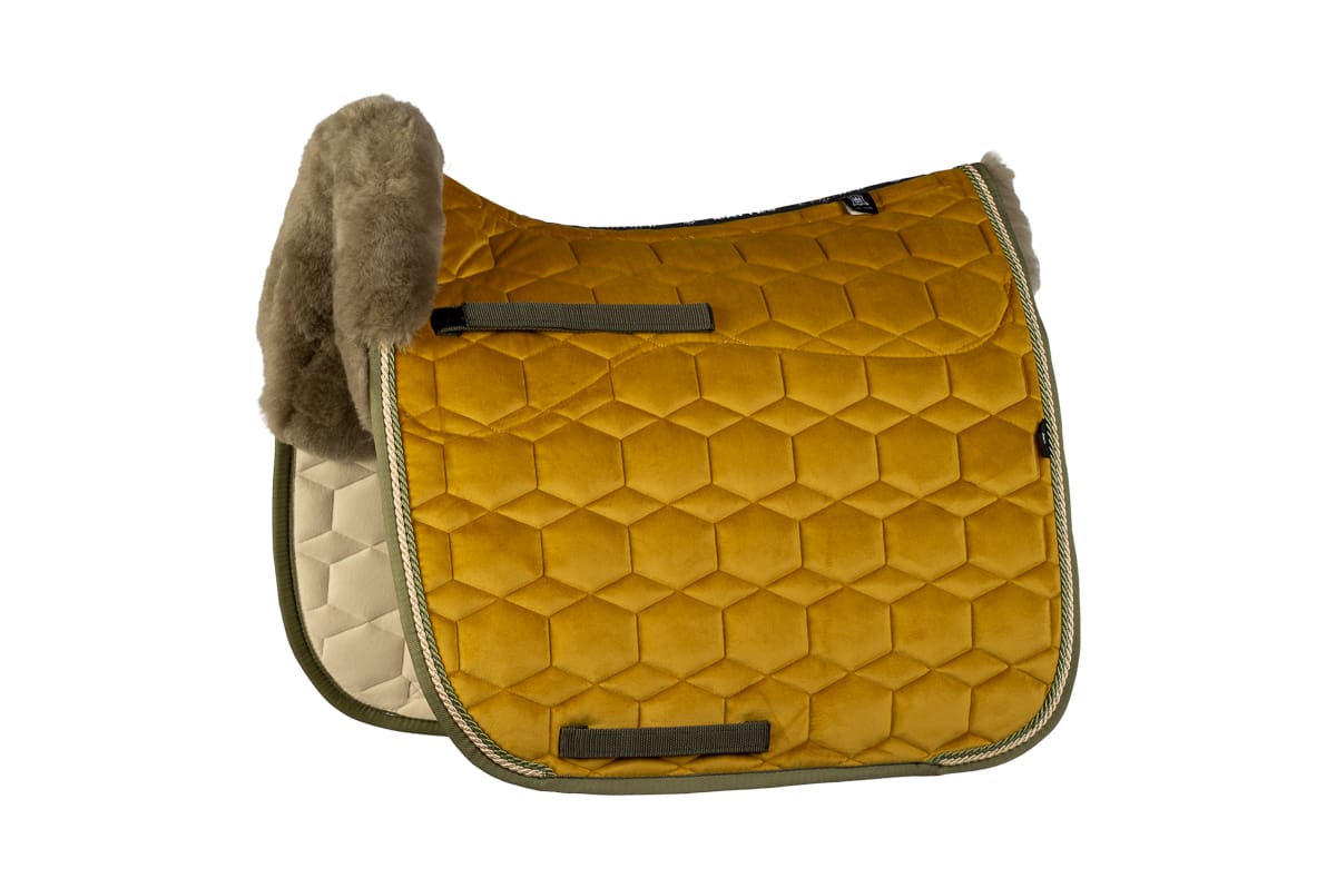 Mattes Engelsk dressur underlag Efterår/ Vinter 2025 Velvet Curry str M med lam under, og i front