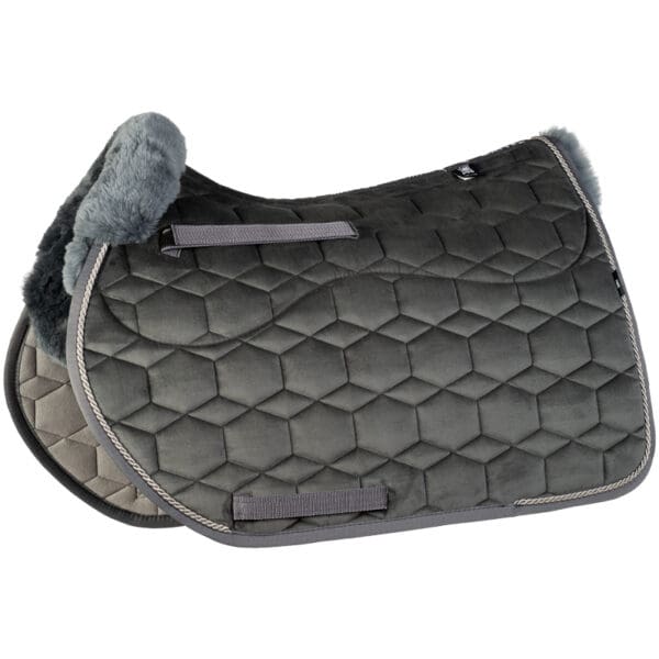 Mattes Engelsk Spring underlag Efterår/ Vinter 2025 Velvet Graphit str L med lam under, og i front