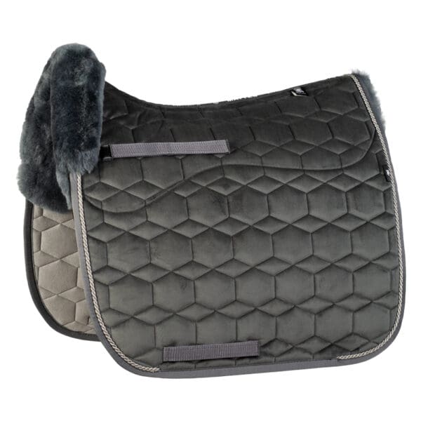 Mattes Engelsk dressur underlag Efterår/ Vinter 2025 Velvet Graphit str L med lam under, og i front