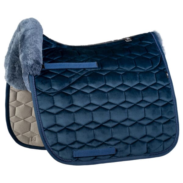 Mattes Engelsk dressur underlag Efterår/ Vinter 2025 Velvet Navy str L med lam under, og i front