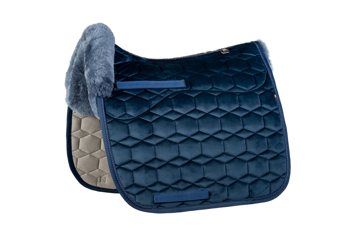 Mattes Engelsk dressur underlag Efterår/ Vinter 2025 Velvet Navy str M med lam under, og i front