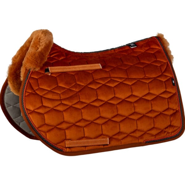 Mattes Engelsk spring underlag Efterår/ Vinter 2025 Velvet Nougat str L med lam under, og i front