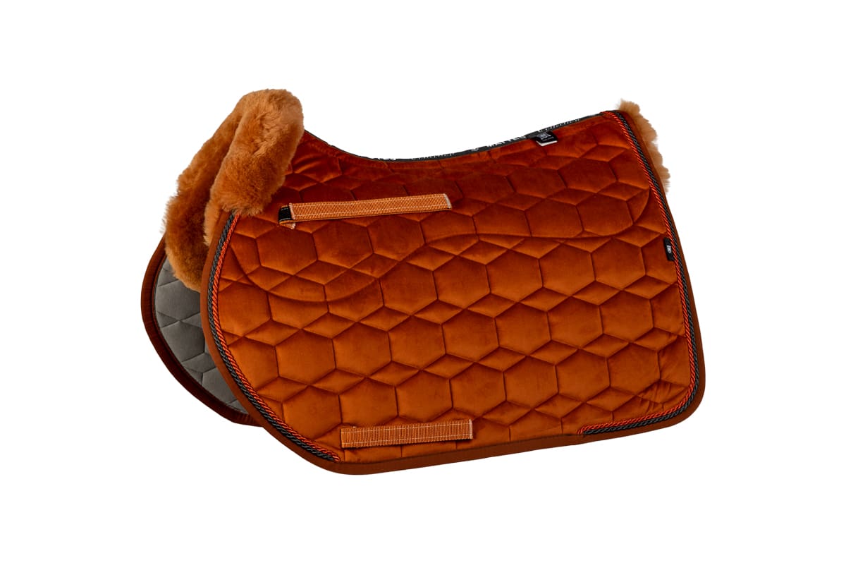 Mattes Engelsk spring underlag Efterår/ Vinter 2025 Velvet Nougat str L med lam under, og i front