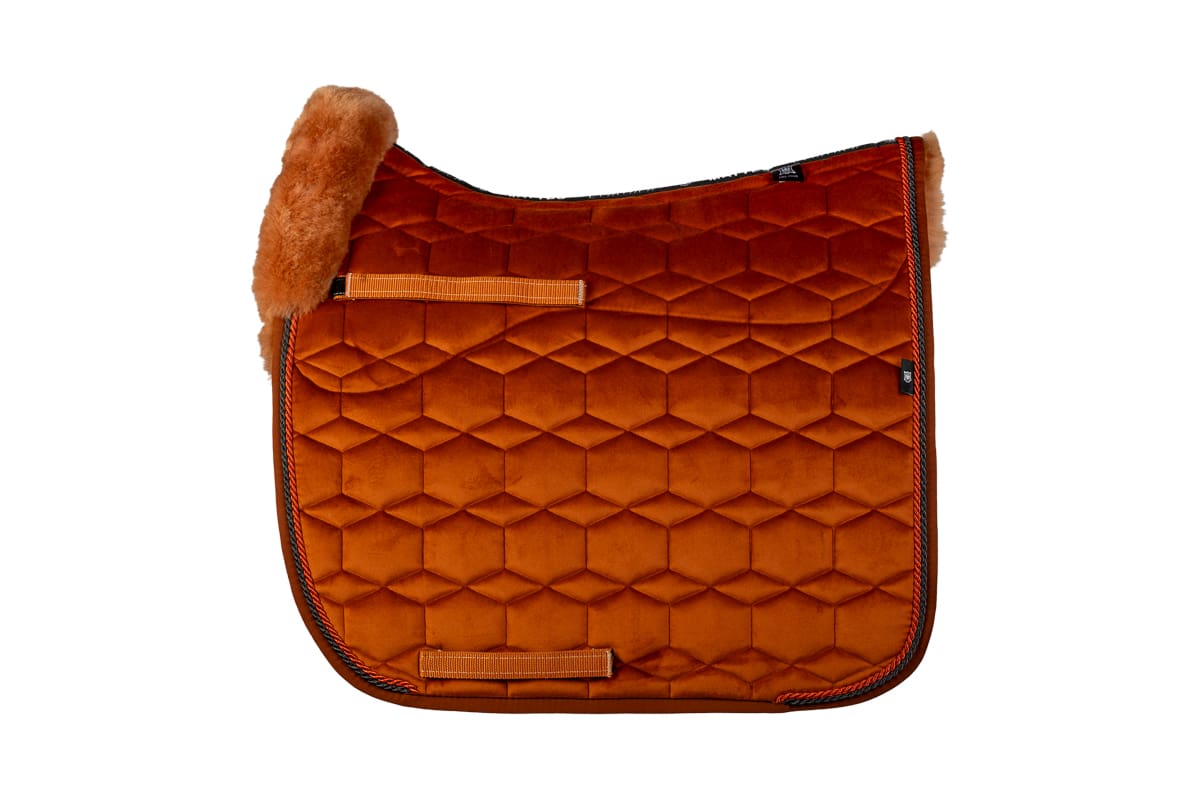 Mattes Engelsk dressur underlag Efterår/ Vinter 2025 Velvet Nougat str M med lam under, og i front