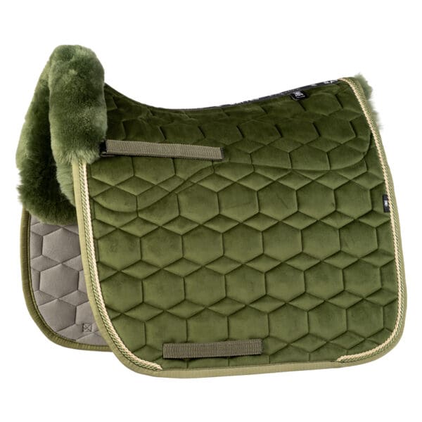 Mattes Engelsk dressur underlag Efterår/ Vinter 2025 Velvet Olive str L med lam under, og i front