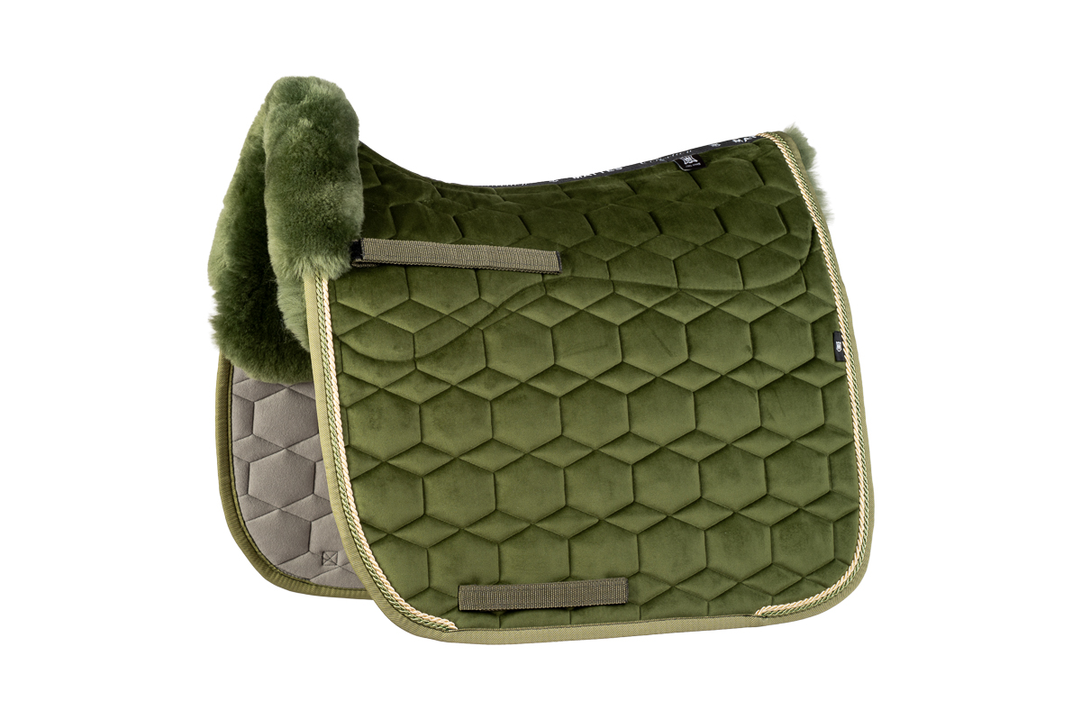 Mattes Engelsk dressur underlag Efterår/ Vinter 2025 Velvet Olive str L med lam under, og i front