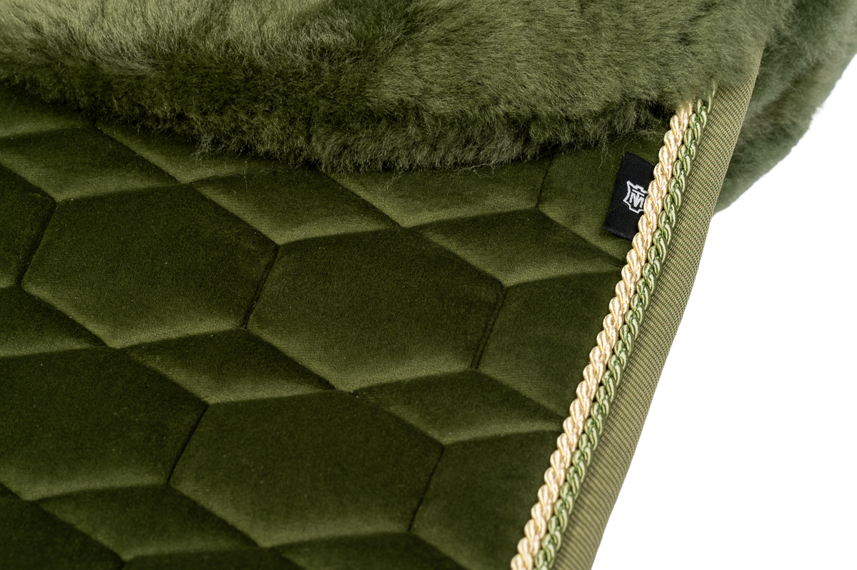 Mattes Engelsk dressur underlag Efterår/ Vinter 2025 Velvet Olive str L med lam under, og i front - Billede 2