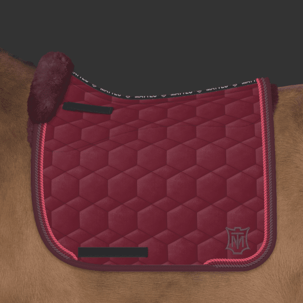 Mattes Engelsk Dressur underlag med lam under og i front Velvet str L