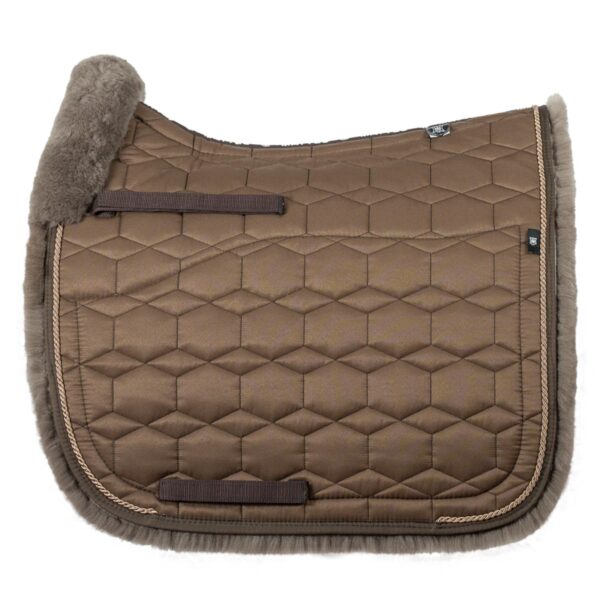 Mattes Engelsk Dressur underlag med lam i front og under og underkant rundt, Quilt Sheen Taupe str L med Mono
